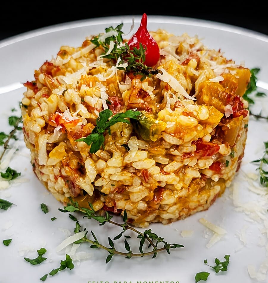 Risoto da casa servido com ervas