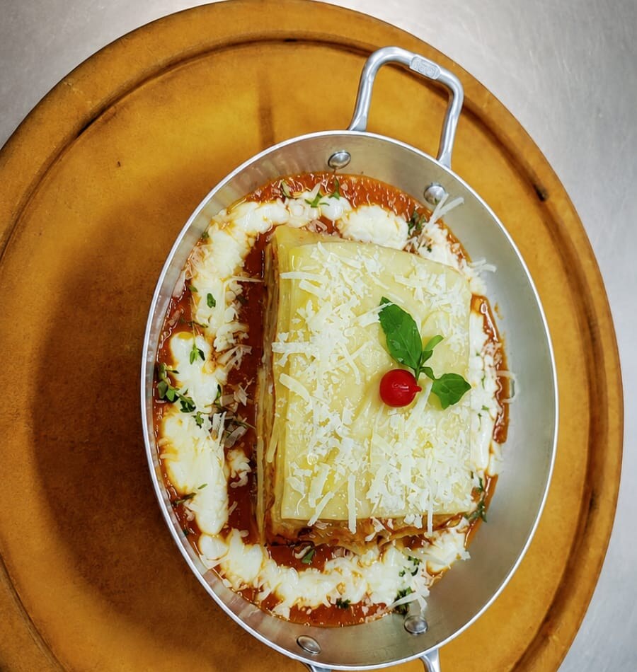 Lasanha gratinada servida na panela
