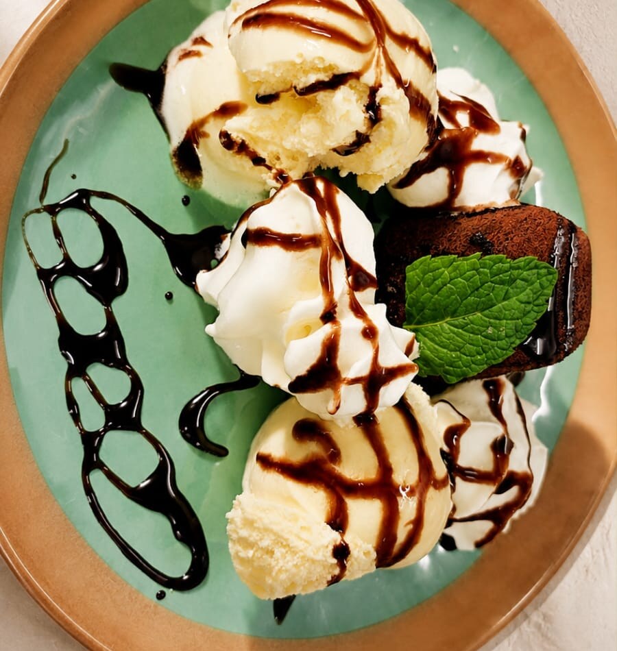 Sobremesa com sorvete, brownie e calda de chocolate